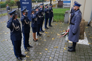 Kadra kierownicza kujawsko-pomorskiej Policji składa wieńce i hołd poległym funkcjonariuszom przy tablicy pamięci w KWP w Bydgoszczy oraz przy Kamieniu Pamięci przy KMP w Bydgoszczy