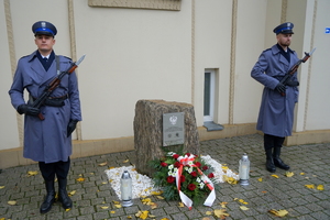 Kadra kierownicza kujawsko-pomorskiej Policji składa wieńce i hołd poległym funkcjonariuszom przy tablicy pamięci w KWP w Bydgoszczy oraz przy Kamieniu Pamięci przy KMP w Bydgoszczy