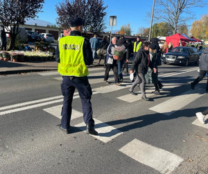 Policjant przy przejściu dla pieszch.