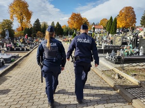 Patrol policjantów na cmentarzu.