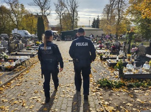 Patrol policjantów na cmentarzu.
