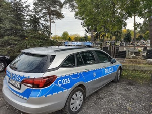 Radiowóz przy cmentarzu.