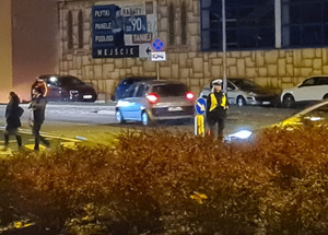 Policjantka na przejściu.