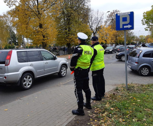 Patrol przy ulicy w okolicy cmentarza.