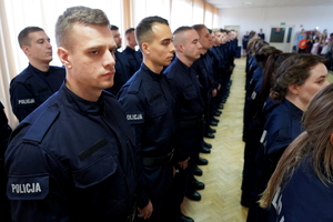 Młodzi policjanci składają ślubowanie podczas oficjalnej uroczystości z udziałem Komendanta Wojewódzkiego Policji w Bydgoszczy