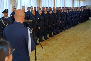 Młodzi policjanci składają ślubowanie podczas oficjalnej uroczystości z udziałem Komendanta Wojewódzkiego Policji w Bydgoszczy