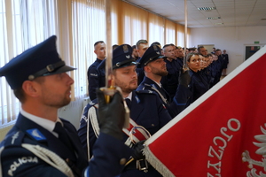 Młodzi policjanci składają ślubowanie podczas oficjalnej uroczystości z udziałem Komendanta Wojewódzkiego Policji w Bydgoszczy