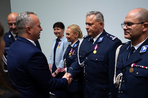 Uroczystość odznaczania policjantów i pracowników cywilnych Policji z okazji Święta Niepodległości w Urzędzie Wojewódzkim w Bydgoszczy