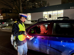 Policjanci sprawdzają trzeźwość zatrzymanych do kontroli kierowców