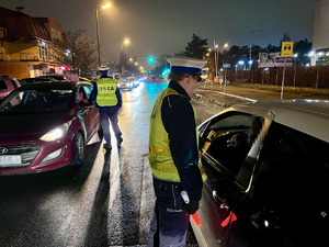 Policjanci sprawdzają trzeźwość zatrzymanych do kontroli kierowców