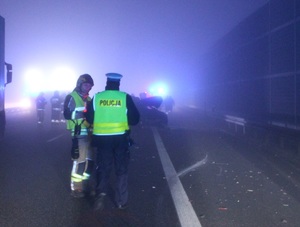 Policjant i strażak stoją na autostradzie w tle zdarzenie