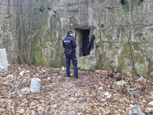 Policjant chodzi przy opuszczonym budynku
