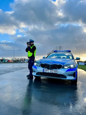 Policjant w trakcie pomiaru prędkości.