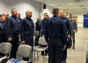 Meldunek składany szefowi policji.