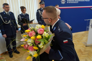 uroczystość z okazji Dnia Służby Cywilnej, wyróżnieni pracownicy otrzymują odznaczenia i gratulacje od Komendanta Wojewódzkiego Policji w Bydgoszczy