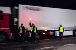policjanci kontrują pojazdy w ramach działań Trzeźwy kierujący