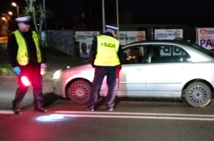 policjanci kontrują pojazdy w ramach działań Trzeźwy kierujący