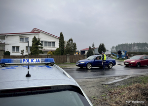 policjanci kontrują pojazdy w ramach działań Trzeźwy kierujący