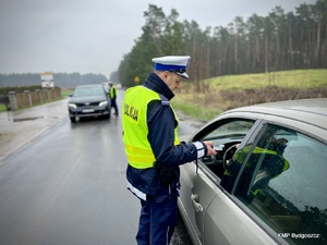 policjanci kontrują pojazdy w ramach działań Trzeźwy kierujący