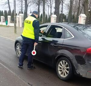 policjanci kontrują pojazdy w ramach działań Trzeźwy kierujący