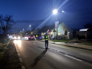 policjanci kontrują pojazdy w ramach działań Trzeźwy kierujący