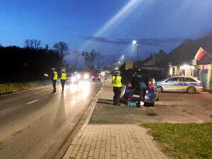 policjanci kontrują pojazdy w ramach działań Trzeźwy kierujący