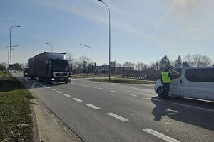 policjanci kontrują pojazdy w ramach działań Trzeźwy kierujący