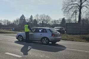policjanci kontrują pojazdy w ramach działań Trzeźwy kierujący