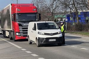 policjanci kontrują pojazdy w ramach działań Trzeźwy kierujący