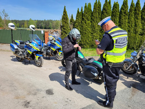 Policjant na drodze podczas kontroli.