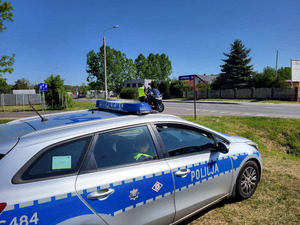 Policjant na drodze podczas kontroli.