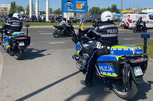 Policjant na drodze podczas kontroli.