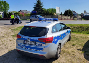 Policjant na drodze podczas kontroli.