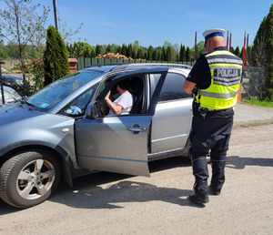 Policjant na drodze podczas kontroli.