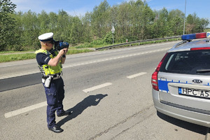 Policjant podczas kontroli ruchu drogowego.