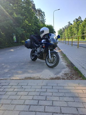 Policyjny motocykl na drodze.