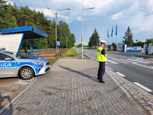 Policjant na drodze podczas pomiaru prędkości.