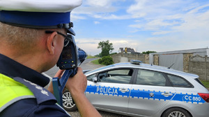 Policjant na drodze podczas pomiaru prędkości.