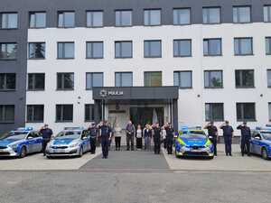 Policjanci oddają hołd.