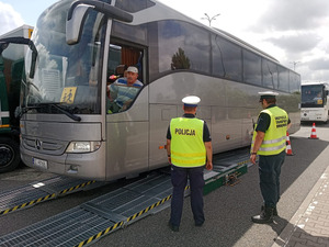 Policjanci podczas działań profilaktycznych na MOP Nowa Wieś - Bezpieczny autokar.