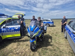 Policjanci na harcerskim festynie.