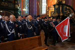 Obchody Święta Policji w Bydgoszczy. Policjanci biorą udział we Mszy Świętej.