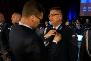 Obchody Święta Policji w Bydgoszczy. Policjanci biorą udział w uroczystości odznaczania i mianowania na wyższe stopnie służbowe.