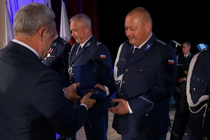 Obchody Święta Policji w Bydgoszczy. Policjanci biorą udział w odznaczeniach i mianowaniu na wyższe stopnie służbowe.