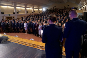 Obchody Święta Policji w Bydgoszczy. Policjanci biorą udział w odznaczeniach i mianowaniu na wyższe stopnie służbowe.