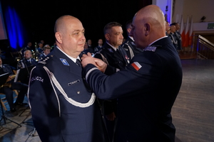 Obchody Święta Policji w Bydgoszczy. Policjanci biorą udział w odznaczeniach i mianowaniu na wyższe stopnie służbowe.