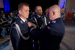 Obchody Święta Policji w Bydgoszczy. Policjanci biorą udział w odznaczeniach i mianowaniu na wyższe stopnie służbowe.