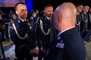 Obchody Święta Policji w Bydgoszczy. Policjanci biorą udział w odznaczeniach i mianowaniu na wyższe stopnie służbowe.