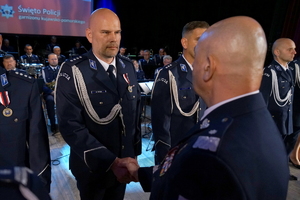 Obchody Święta Policji w Bydgoszczy. Policjanci biorą udział w odznaczeniach i mianowaniu na wyższe stopnie służbowe.