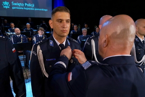 Obchody Święta Policji w Bydgoszczy. Policjanci biorą udział w odznaczeniach i mianowaniu na wyższe stopnie służbowe.